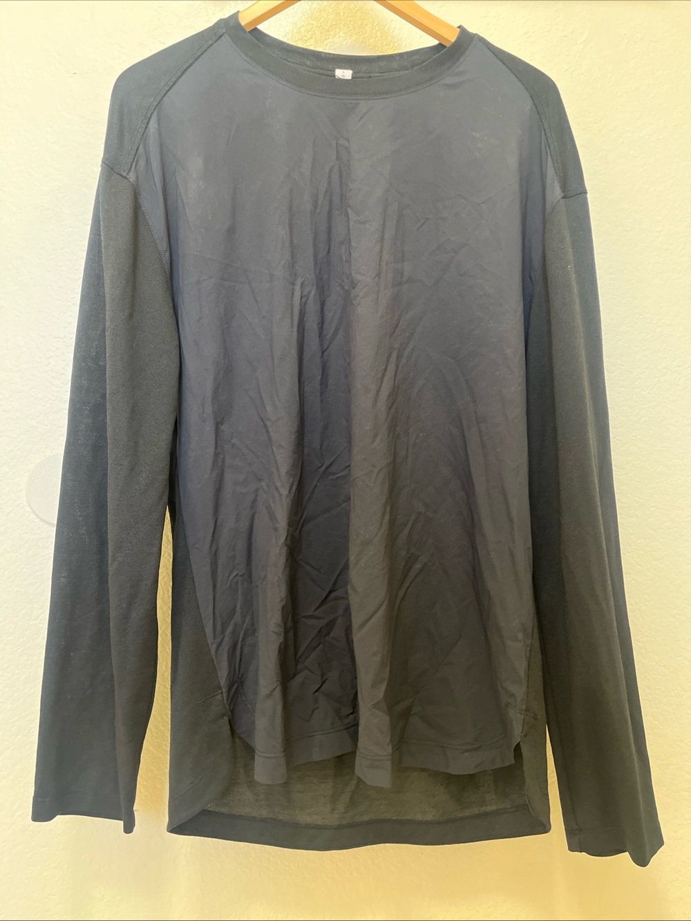 Lululemon men’s long sleeve shirt black sz L mesh back and sleeves breathable